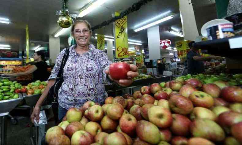 (foto: A dona de casa Maria Jos Vieira est contente com o alvio no bolso)