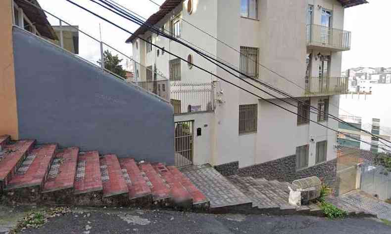 Homem tentou fugir passando de casa em casa(foto: Reproduo/Google Street View)
