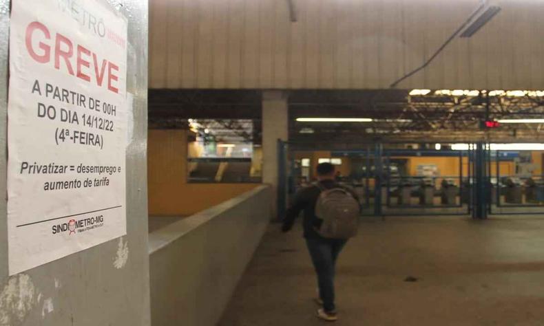 Lambe em estao de metr explicando a greve 