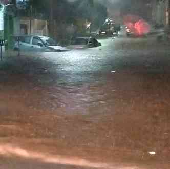 Chuva causou inundao em Montes Claros, que est em racionamento(foto: Corpo de Bombeiros/divulgao)