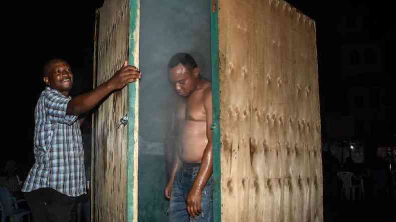 Os tanzanianos foram informados pelas autoridades (sem fornecer evidncias) que o vapor ajuda a proteger contra o coronavrus(foto: AFP)