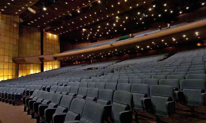 Cadeiras verdes da plateia do Grande Teatro do Palácio das Artes iluminadas e vazias
