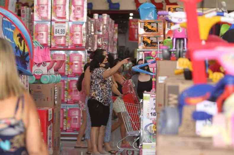 Lojas de brinquedos ficaram cheias no Bairro Betnia com compras de ltima hora (foto: Edesio Ferreira/E.M/D.A Press)