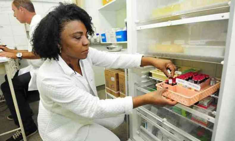 Tcnica em enfermagem tira frasco de vacina de refrigerador em centro de sade: novos casos de velhas doenas preocupam as autoridades(foto: Gladyston Rodrigues/EM/D.A Press.)