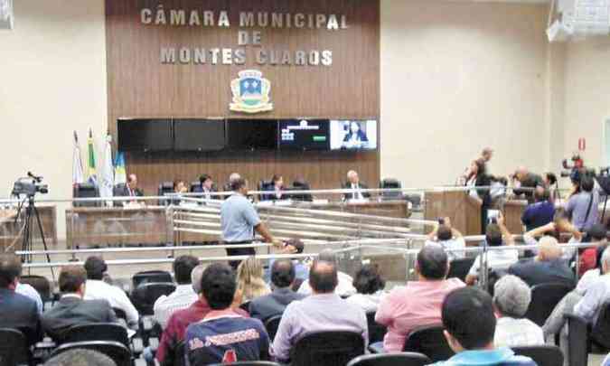 Deputados foram a Montes Claros tomar depoimentos sobre irregularidades descobertas por operao da Polcia Federal e do Ministrio Pblico Federal(foto: LUIZ RIBEIRO/EM/D.A PRESS)