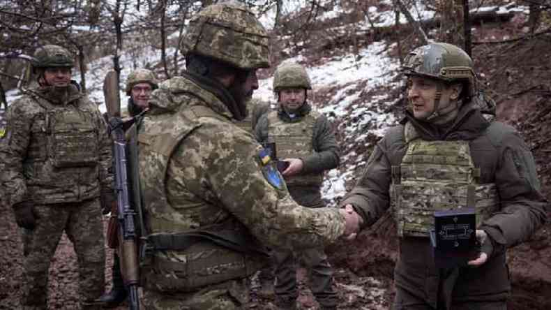 O presidente Volodymyr Zelensky com soldados ucranianos