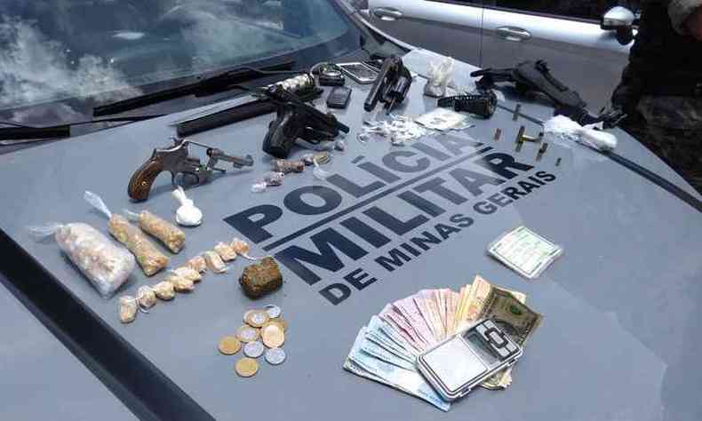 drogas e armas apreendidas pela Polcia Militar em Belo Horizonte (foto: Leandro Couri/EM )