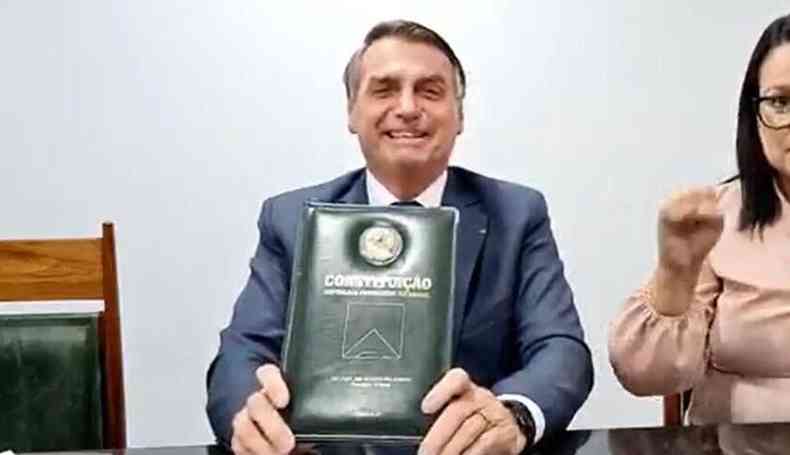 Presidente Jair Bolsonaro com a Constituio