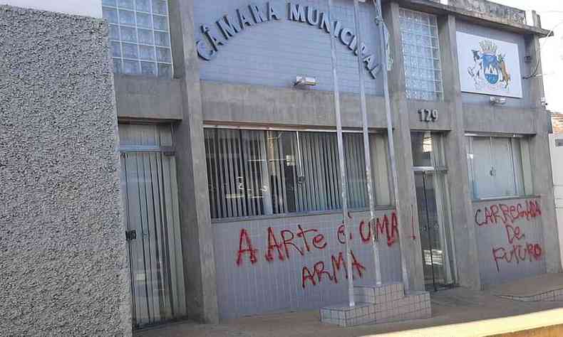 O muro da Cmara Municipal de Eli Mendes foi alvo de pichador(foto: Polcia Civil/divulgao)