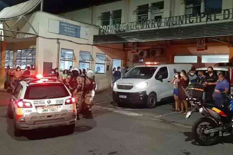 Pronto-socorro municipal de Itabira. Viaturas da Polícia Militar e ambulância estão paradas na porta do hospital