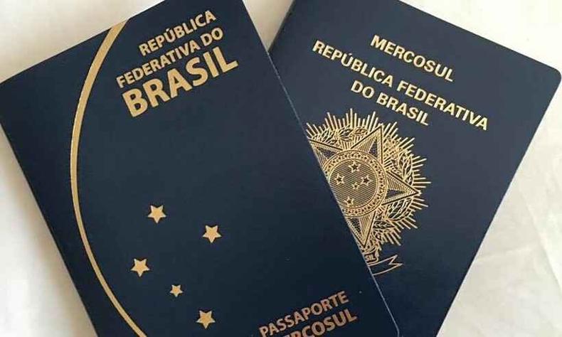 dois passaportes um sobre o outro