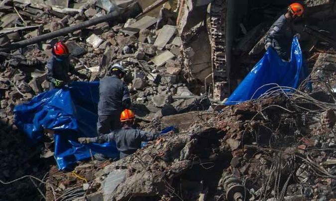 Os bombeiros têm esperanças de localizar outras vítimas próximas ao local do corpo, diante da suposição de que uma família estava reunida no momento em que o edifício ruiu(foto: NELSON ALMEIDA/AFP) Os bombeiros têm esperanças de localizar outras vítimas próximas ao local do corpo, diante da suposição de que uma família estava reunida no momento em que o edifício ruiu(foto: NELSON ALMEIDA/AFP)