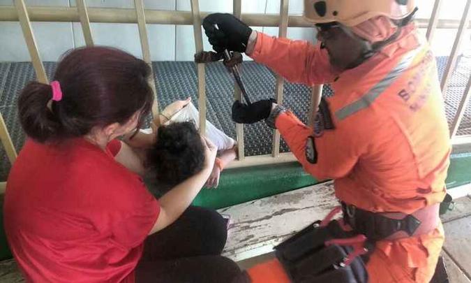 Uma ferramenta foi usada para separar as grades e aumentar o vazão entre a estrutura para que a cabeça da criança fosse retirada (foto: Corpo de Bombeiros/ Divulgação ) Uma ferramenta foi usada para separar as grades e aumentar o vazão entre a estrutura para que a cabeça da criança fosse retirada (foto: Corpo de Bombeiros/ Divulgação )