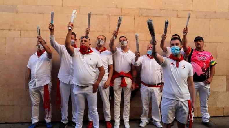 A tradicional tourada (corrida de touros) foi cancelada, mas esses cantores tradicionais apareceram no primeiro dia(foto: Reuters)