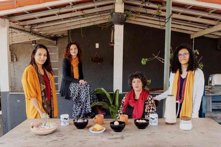 Paula Libria, Brbara Amaral, Ana Martins e Aline Cntia em frente a mesa de quitutes