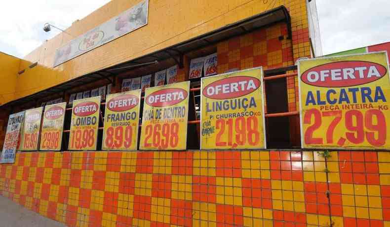 Preos de oferta em frente a uma supermercado de BH.