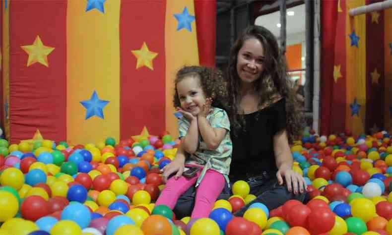 Ana Luiza Oliveira e a filha, Isadora: diverso numa das variadas opes nos shoppings de BH(foto: Tlio Santos/EM/DA Press)