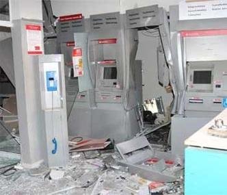 Ag�ncia do Santander ficou parcialmente destru�da(foto: Edesio Ferreira/EM/D.A Press)