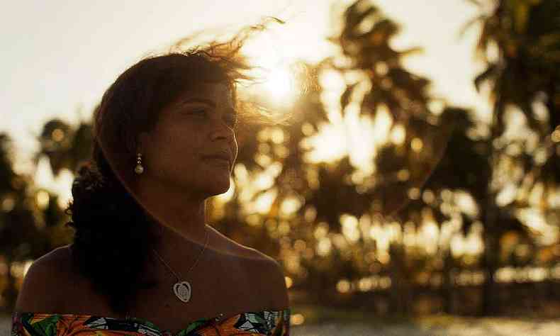 Atriz Kika Sena contra o sol em cena do filme Paloma 