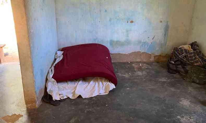 Colches dos trabalhadores eram colocados no cho do abrigo(foto: Divulgao/MPT-MG)