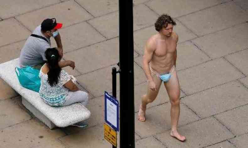 Homem anda nu, com apenas uma mscara cobrindo o pnis, pelas ruas de Londres(foto: TOLGA AKMEN/AFP)