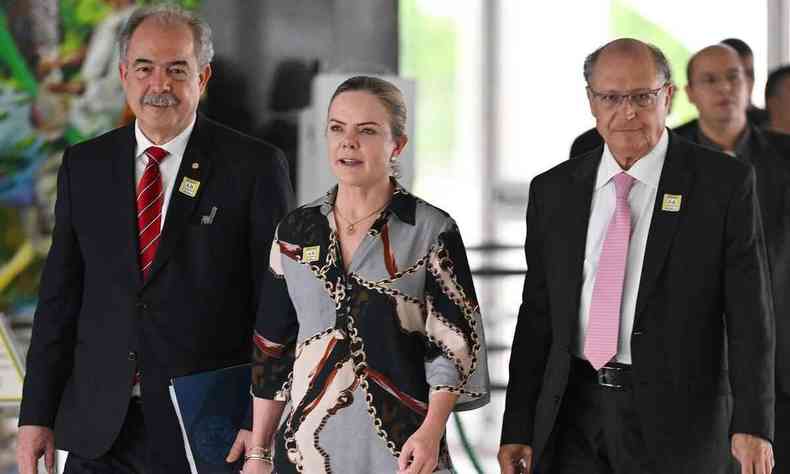 Gleisi Hoffmann entre Aloizio Mercadante e Geraldo Alckmin