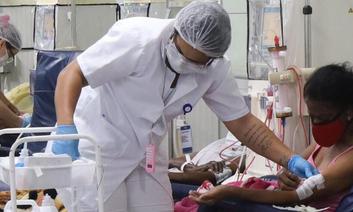 paciente recebe atendimento durante hemodilise