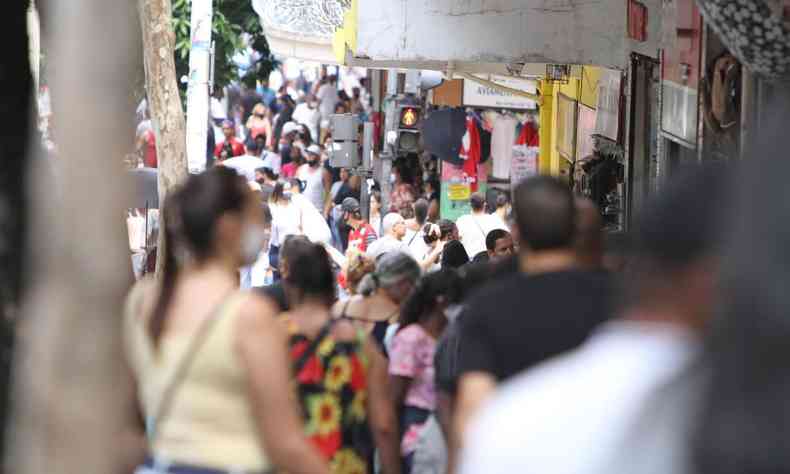 Pessoas andando no centro de Belo Horizonte. Aglomerado de pessoas, no sendo possvel identicar os rostos. 