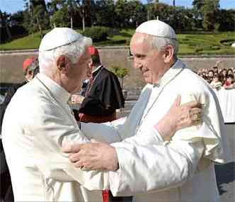 Bento XVI e Francisco se abraaram depois da cerimnia solene no Vaticano(foto: REUTERS/OSSERVATORE ROMANO)