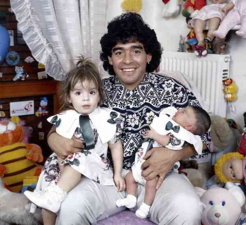 Maradona com Dalma e Gianinna, fruto do casamento com Claudia Villafae(foto: Getty Images)