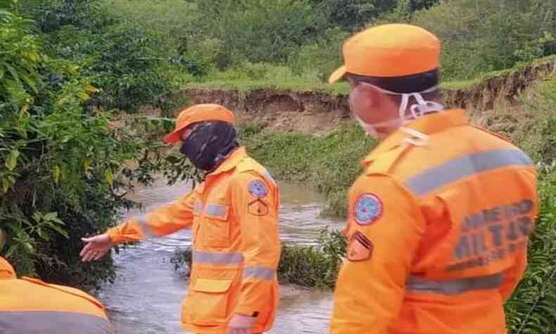 bombeiros fazem buscas no local onde a idosa desapareceu