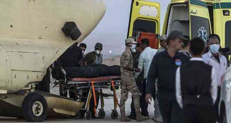 Aeronave militar transporta os corpos das vtimas da queda do avio russo (foto: AFP PHOTO / KHALED DESOUKI )