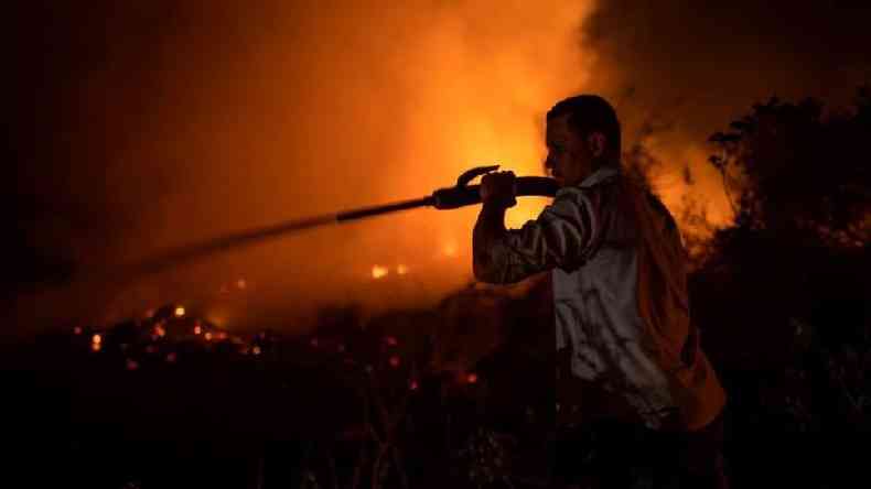 Homem combate incndio no Pantanal em 2020