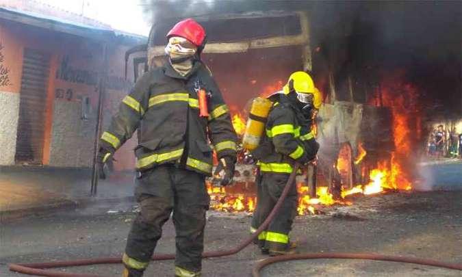 Bombeiros combatem incêndio criminoso a coletivo no Bairro Primavera, em Uberaba(foto: Corpo de Bombeiros/Divulgação) Bombeiros combatem incêndio criminoso a coletivo no Bairro Primavera, em Uberaba(foto: Corpo de Bombeiros/Divulgação)