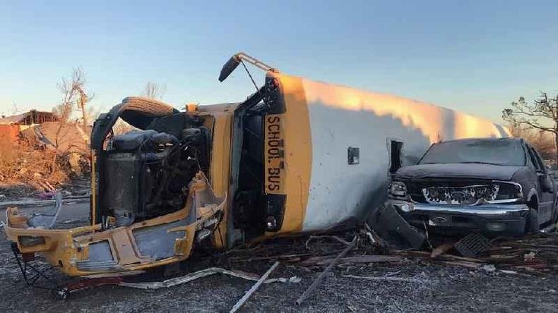 Veículos chegaram a ser arremessados pelos tornados(foto: BBC) Veículos destruídos por tornado em Mayfield