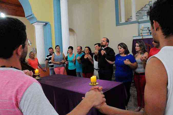 Padre Gedler reza com fiéis em Camacho, onde quase 100% da população é católica: tendência é mais forte nos municípios do interior (foto: Paulo Filgueiras/EM/D.A Press)