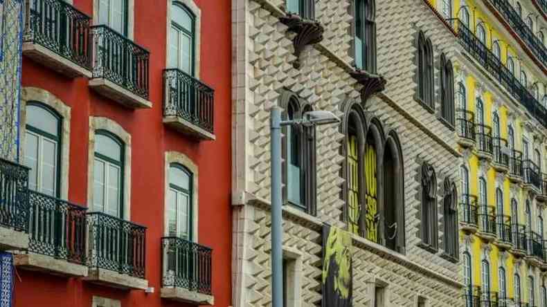 Fachada de apartamentos coloridos em Portugal