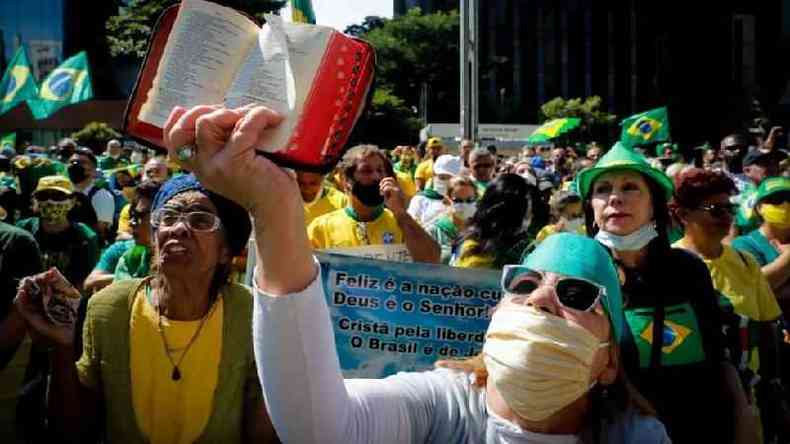 Em So Paulo, muitos manifestantes estavam sem mscara e promovendo aglomeraes em atos(foto: Reuters)