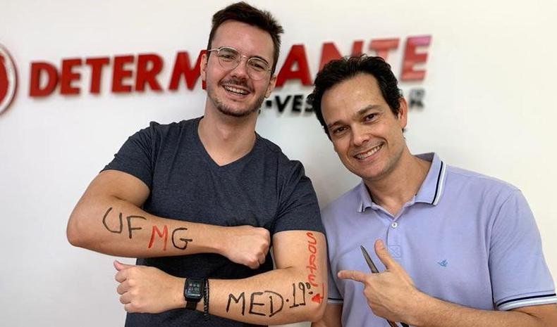 Renato, diretor do Determinante e Pedro Vasconcelos, estudante de medicina da UFMG, aprovado em 19º lugar, a meta era tirar acima de 900 pontos(foto: Divulgação) Renato, diretor do Determinante e Pedro Vasconcelos, estudante de medicina da UFMG, aprovado em 19º lugar, a meta era tirar acima de 900pts