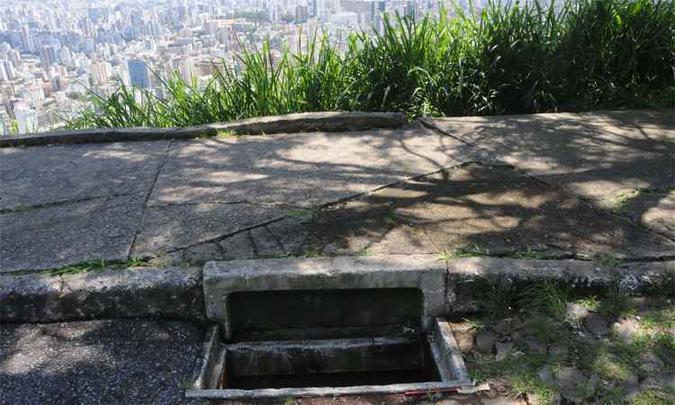 Descarte de lixo em bueiros mostra situação de abandono do Mirante da Copasa, como é conhecido(foto: Paulo Filgueiras/EM/DA Press) Descarte de lixo em bueiros mostra situação de abandono do Mirante da Copasa, como é conhecido(foto: Paulo Filgueiras/EM/DA Press)