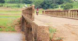 Ponte que estava submersa h 11 anos j serve de passagem entre as cidades de Trs Pontas e Eli Mendes(foto: Euler Junior/EM/D.A Press)