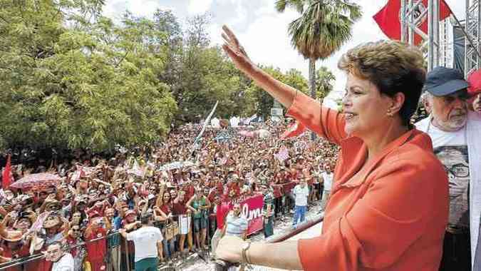 Dilma Rousseff (PT), presidente e candidata  reeleio, em Petrolina, uma das paradas da maratona pelo serto pernambucano, sobre a eleio de Paulo Cmara (PSB) ao governo do estado: 