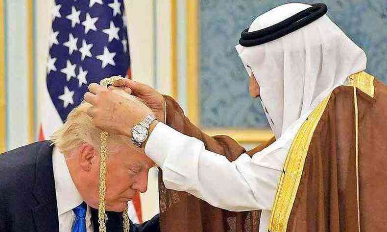 Trump recebe medalha do rei saudita Salman al-Saud, um dos símbolos de seu governo, que inclui xenofobia e tensões na política externa, em choque com as Nações Unidas(foto: Mandel Ngan/AFP - 20/5/17)