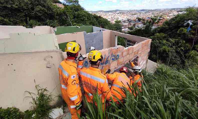 Bombeiros treinaram socorro a vtima em caso de desabamento(foto: Milla Silva/Prefeitura de Contagem)