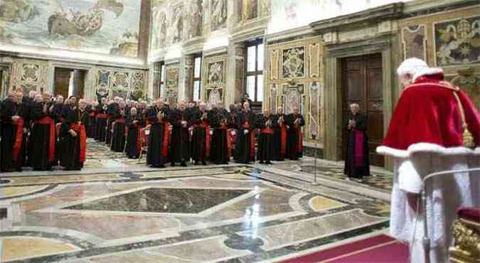 Bento XVI em seu ltimo encontro como Papa junto aos cardeais no Vaticano(foto: REUTERS/Osservatore Romano )
