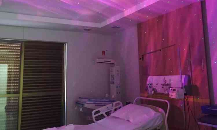 sala de parto com luz rosa 