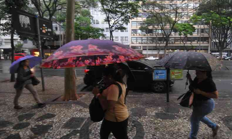 Pessoas com guara-chuvas