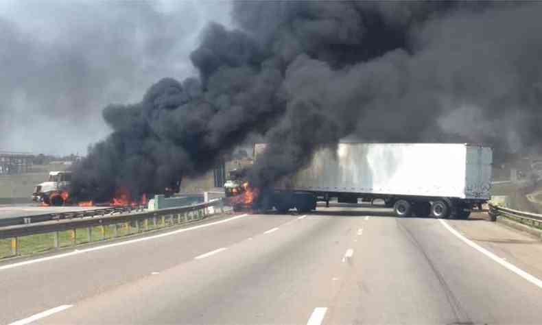 Caminhes foram incendiados para fechar a rodovia e dificultar o trabalho da polcia(foto: Reproduo/Whatsapp )