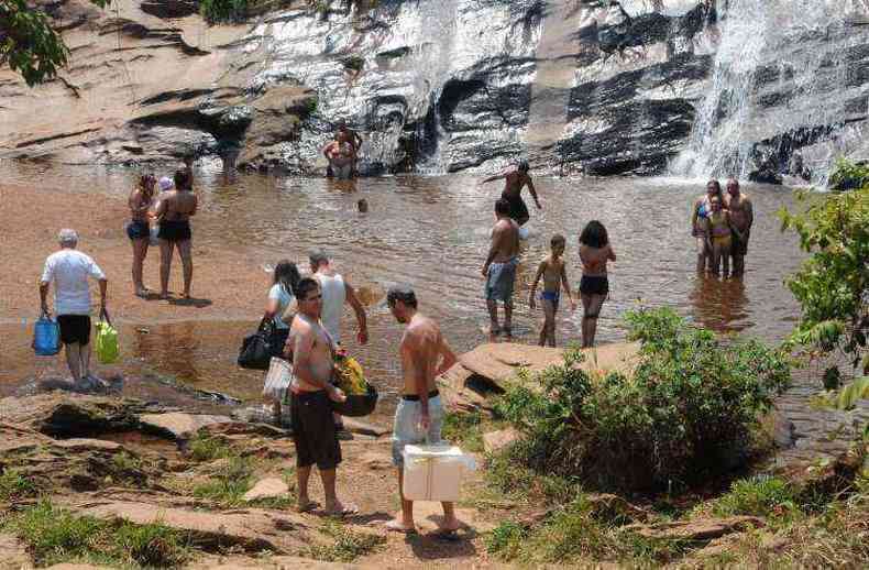 As guas geladas da cachoeira Chica Dona, em Rio Acima, foram a alternativa de dezenas de pessoas para fugir do calor e se divertir: expectativa  de temperatura mais baixa hoje(foto: Paulo Filgueiras/EM/D.A.Press)