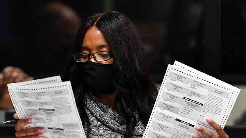 Funcionria da autoridade eleitoral analisa votos no Estado da Carolina do Norte(foto: Getty Images)